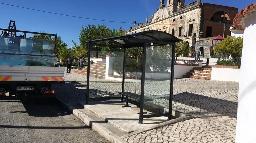 Azambuja melhora abrigos de passageiros dos transportes públicos Azambuja melhora abrigos de passageiros dos transportes públicos
