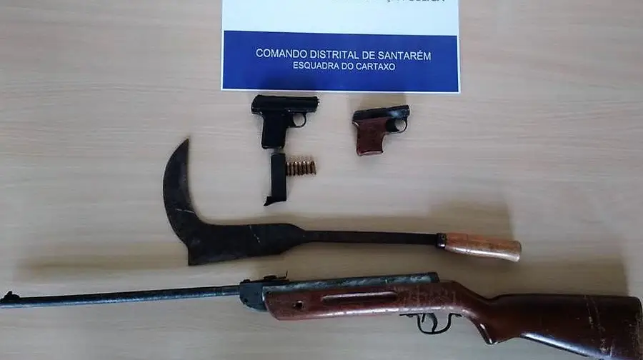 Idoso detido por posse ilegal de armas no Cartaxo Idoso detido por posse ilegal de armas no Cartaxo