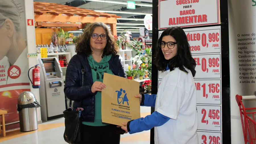 Alunos da Secundária de Alcanena foram voluntários na recolha de alimentos Alunos da Secundária de Alcanena foram voluntários na recolha de alimentos