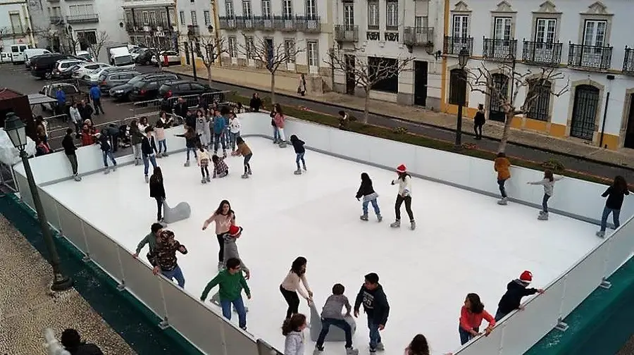 Pista de gelo, comboio natalício e tenda do Pai Natal em Coruche até 28 de Dezembro Pista de gelo, comboio natalício e tenda do Pai Natal em Coruche até 28 de Dezembro