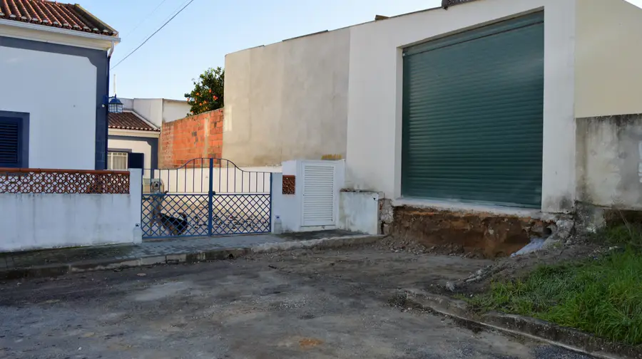 Já foi demolida rampa que há doze anos impedia acesso a casa de Alpiarça Já foi demolida rampa que há doze anos impedia acesso a casa de Alpiarça