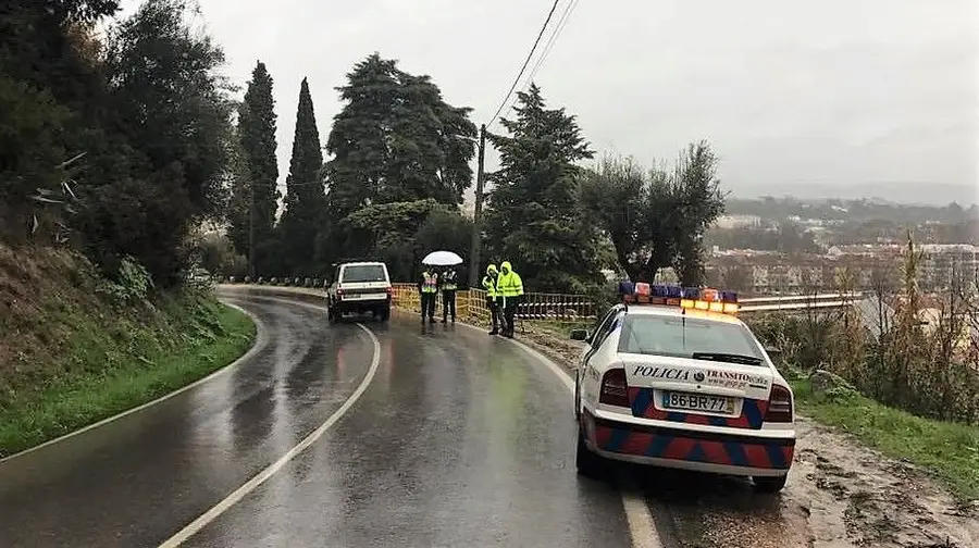 Deslizamento de terras corta trânsito na Estrada de Paialvo Deslizamento de terras corta trânsito na Estrada de Paialvo