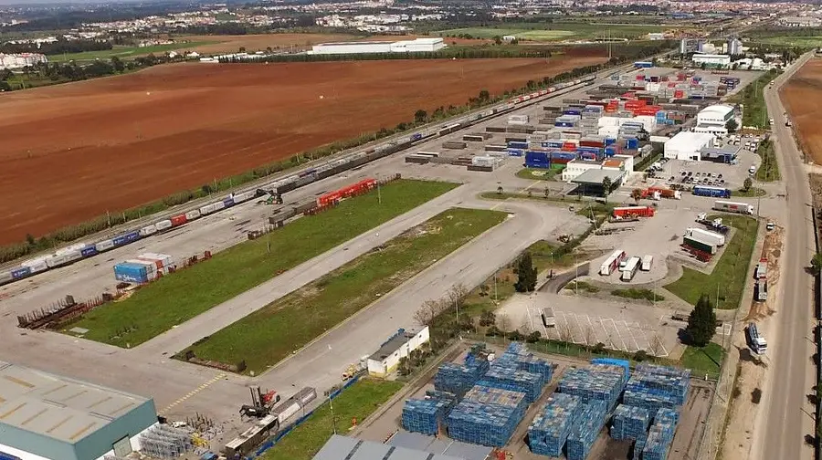 Acesso ferroviário ao Terminal Vale do Tejo vai ser electrificado Acesso ferroviário ao Terminal Vale do Tejo vai ser electrificado