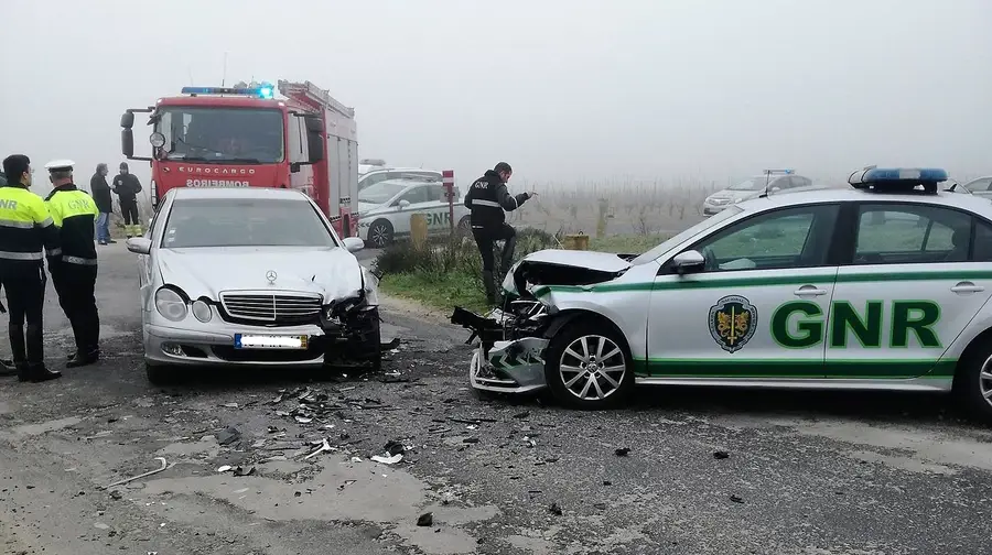 Acidente com carro da GNR em perseguição em Almeirim Acidente com carro da GNR em perseguição em Almeirim