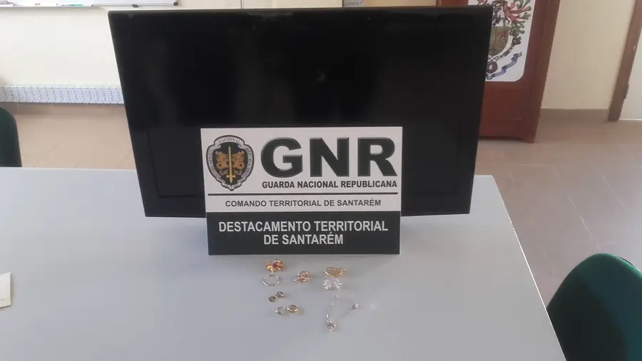 Apanhado a roubar casa em Almeirim fica em prisão preventiva Apanhado a roubar casa em Almeirim fica em prisão preventiva