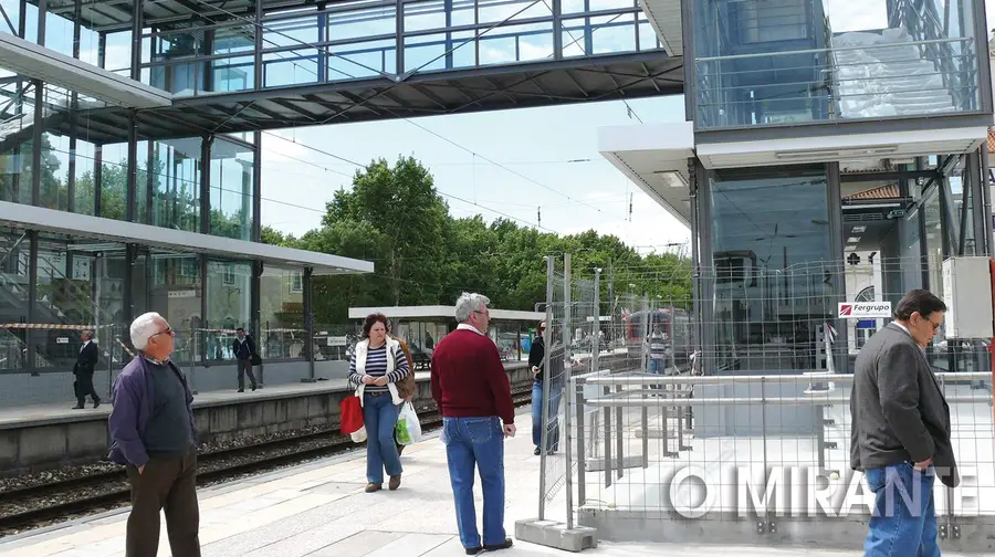 Elevadores da estação de Vila Franca de Xira continuam a ser uma dor de cabeça Elevadores da estação de Vila Franca de Xira continuam a ser uma dor de cabeça