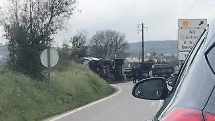 Camião tombado corta N365 entre Golegã e Entroncamento Camião tombado corta N365 entre Golegã e Entroncamento