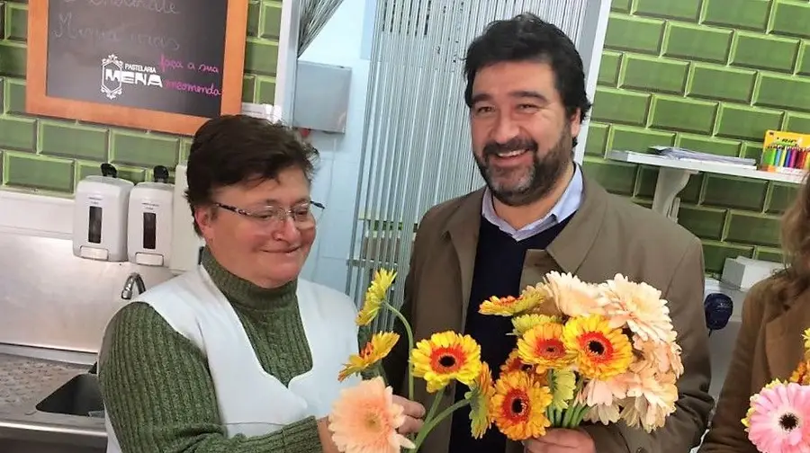 Autarcas de Alpiarça distribuem flores no Dia da Mulher Autarcas de Alpiarça distribuem flores no Dia da Mulher