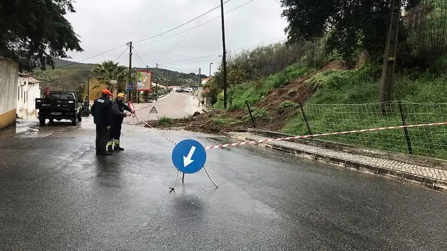 Deslizamento de barreira e derrocada no Arripiado Deslizamento de barreira e derrocada no Arripiado