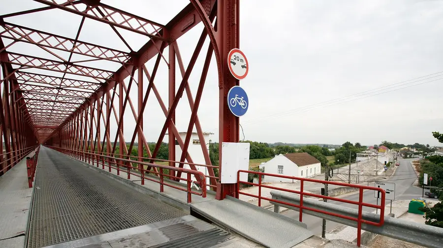 Ponte Rainha D. Amélia encerrada ao trânsito por razões de segurança Ponte Rainha D. Amélia encerrada ao trânsito por razões de segurança