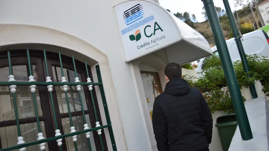 Alhandrenses entregam abaixo-assinado no Ministério das Finanças Alhandrenses entregam abaixo-assinado no Ministério das Finanças