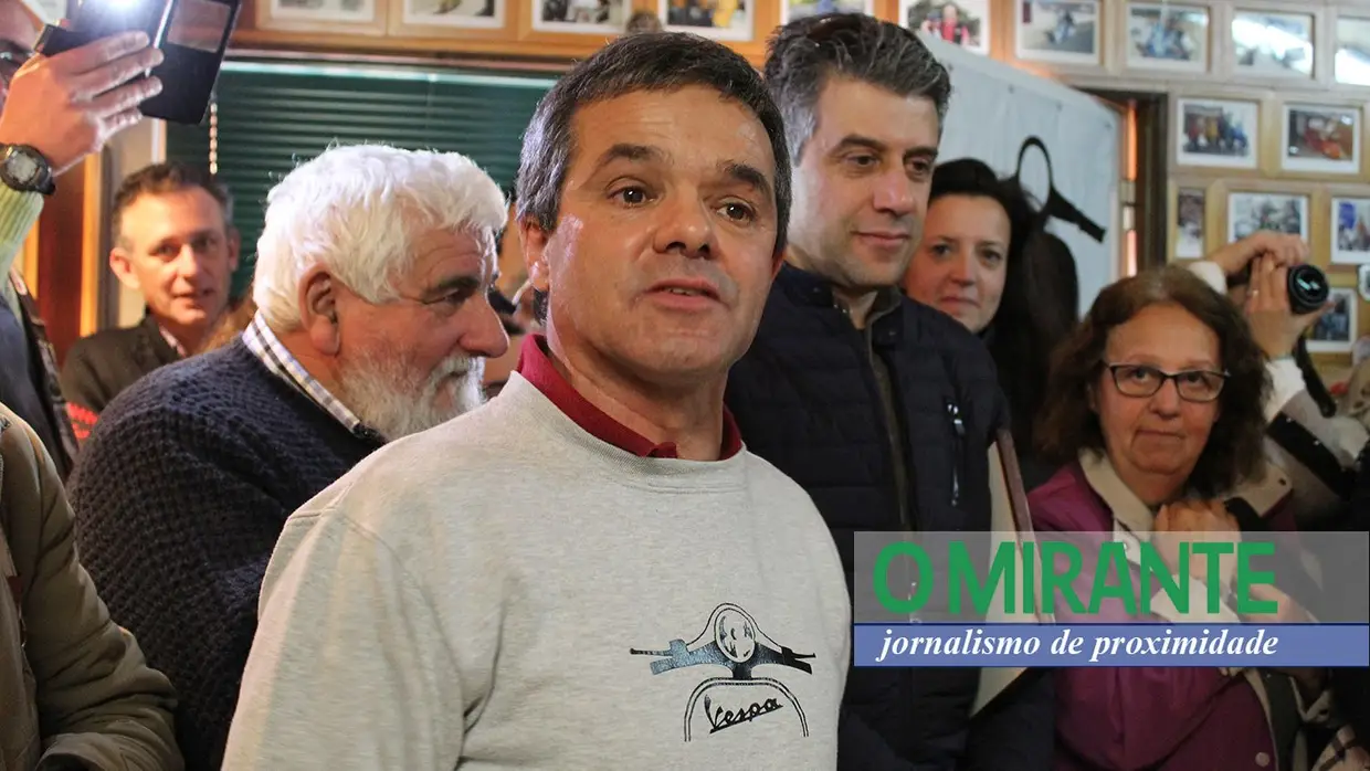 Residente em Vilgateira cria vespa em madeira