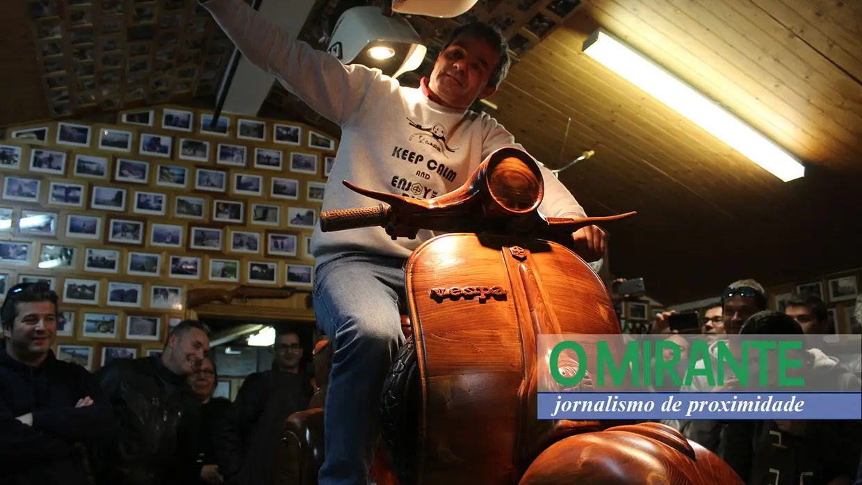 Residente em Vilgateira cria vespa em madeira