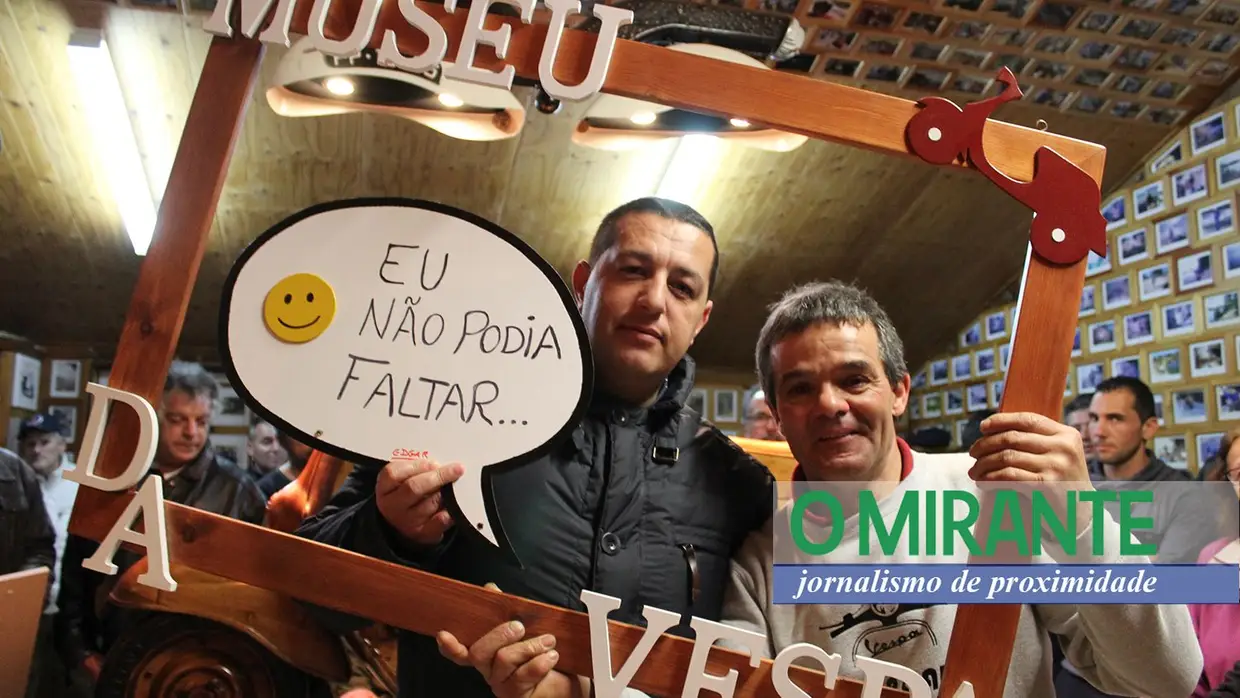 Residente em Vilgateira cria vespa em madeira