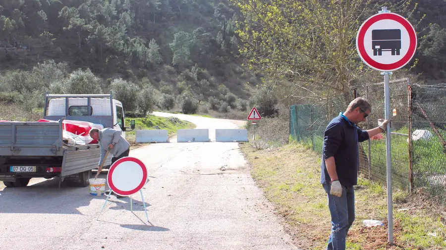 Automobilistas ignoram proibição de circulação entre Minde e Serra de Santo António Automobilistas ignoram proibição de circulação entre Minde e Serra de Santo António