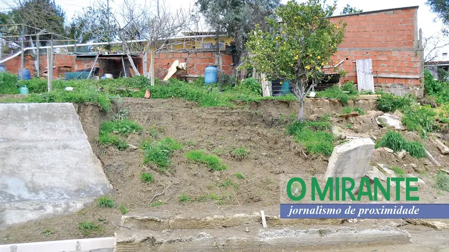 Queda de muro em Alhandra devido ao mau tempo Queda de muro em Alhandra devido ao mau tempo