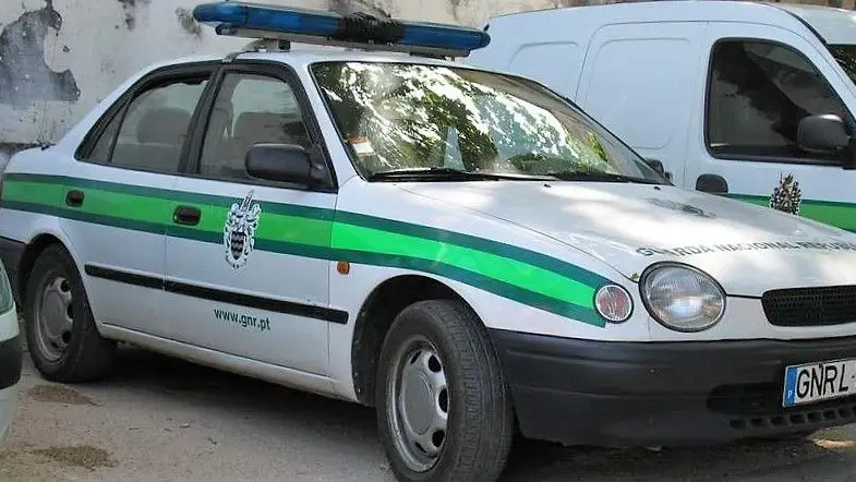 Carro da GNR de Almeirim bate numa lomba e ladrões fogem Carro da GNR de Almeirim bate numa lomba e ladrões fogem