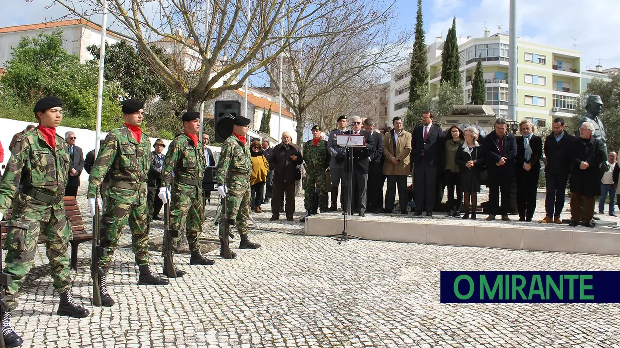 Homenagem a Salgueiro Maia no Jardim dos Cravos em Santarém