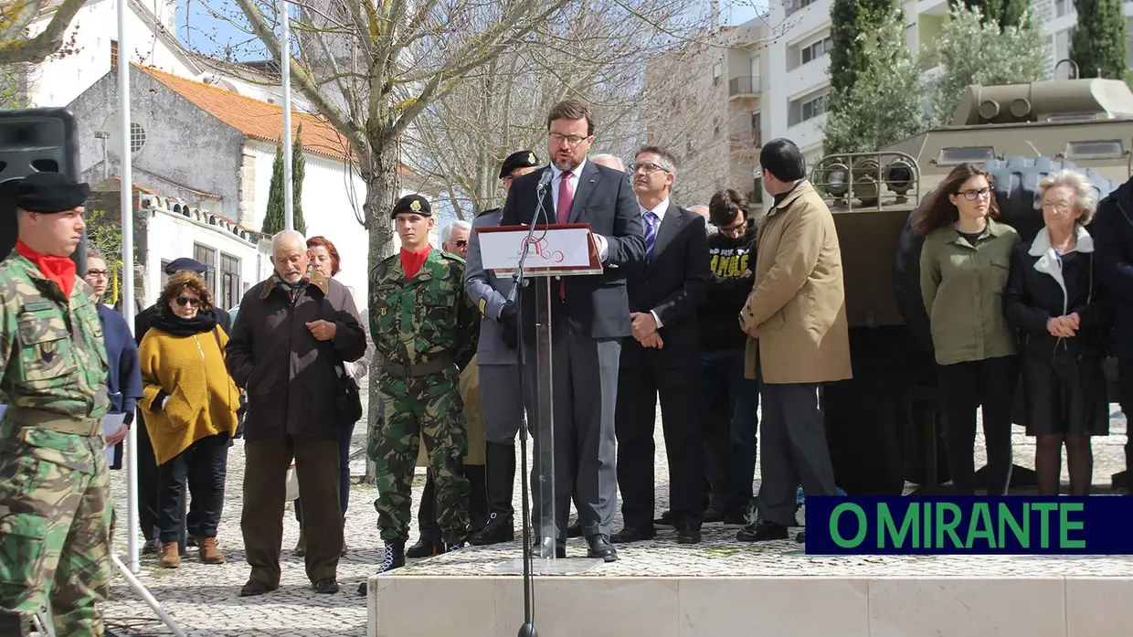 Homenagem a Salgueiro Maia no Jardim dos Cravos em Santarém