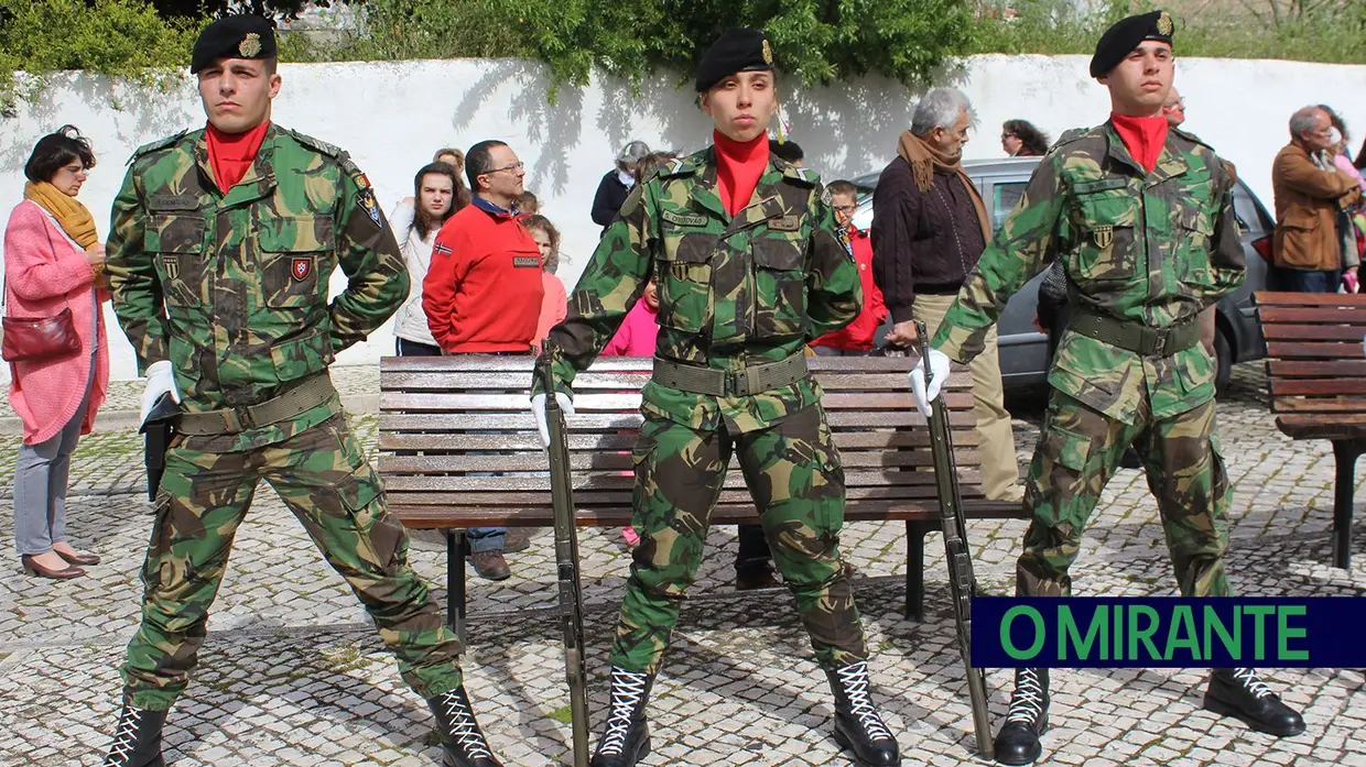 Homenagem a Salgueiro Maia no Jardim dos Cravos em Santarém