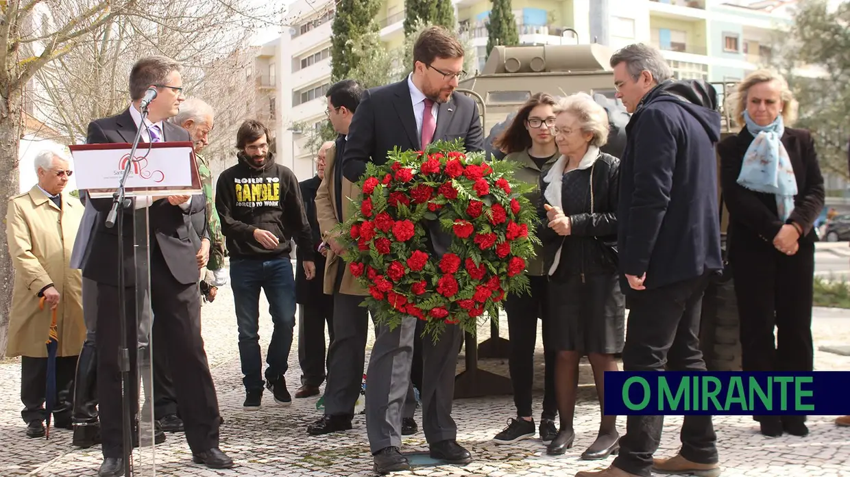 Homenagem a Salgueiro Maia no Jardim dos Cravos em Santarém