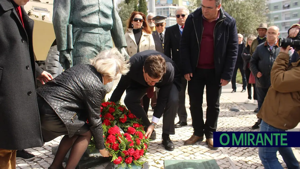 Homenagem a Salgueiro Maia no Jardim dos Cravos em Santarém