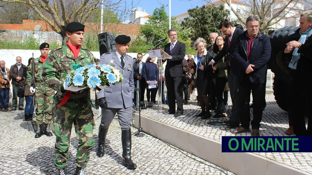 Homenagem a Salgueiro Maia no Jardim dos Cravos em Santarém
