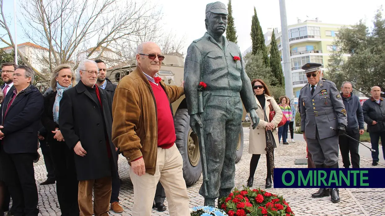 Homenagem a Salgueiro Maia no Jardim dos Cravos em Santarém
