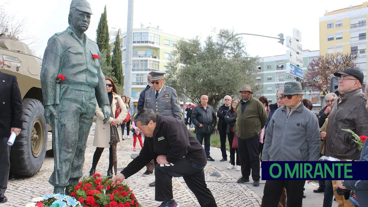Homenagem a Salgueiro Maia no Jardim dos Cravos em Santarém