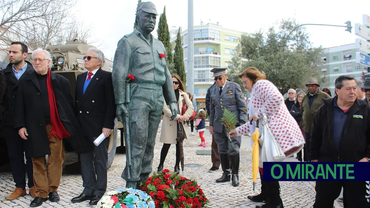 Homenagem a Salgueiro Maia no Jardim dos Cravos em Santarém