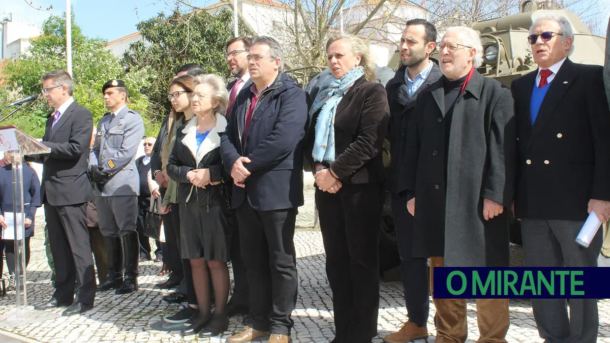 Homenagem a Salgueiro Maia no Jardim dos Cravos em Santarém