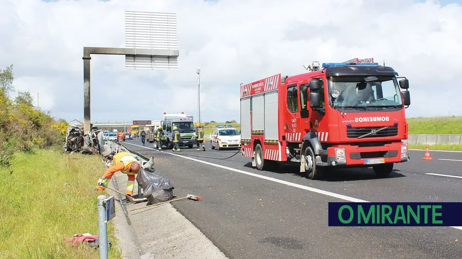 Morrem carbonizados em acidente na A1 no Cartaxo Morrem carbonizados em acidente na A1 no Cartaxo