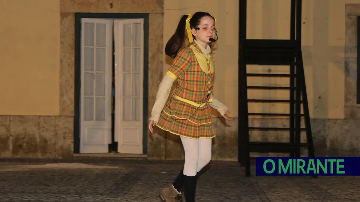 Espetáculo O Povo Saiu à Rua, pela Associação Teatral Revisteiros- Samora Correia- 25 de Abril