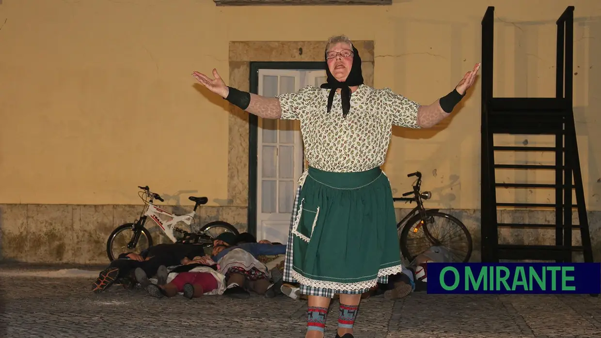 Espetáculo O Povo Saiu à Rua, pela Associação Teatral Revisteiros- Samora Correia- 25 de Abril