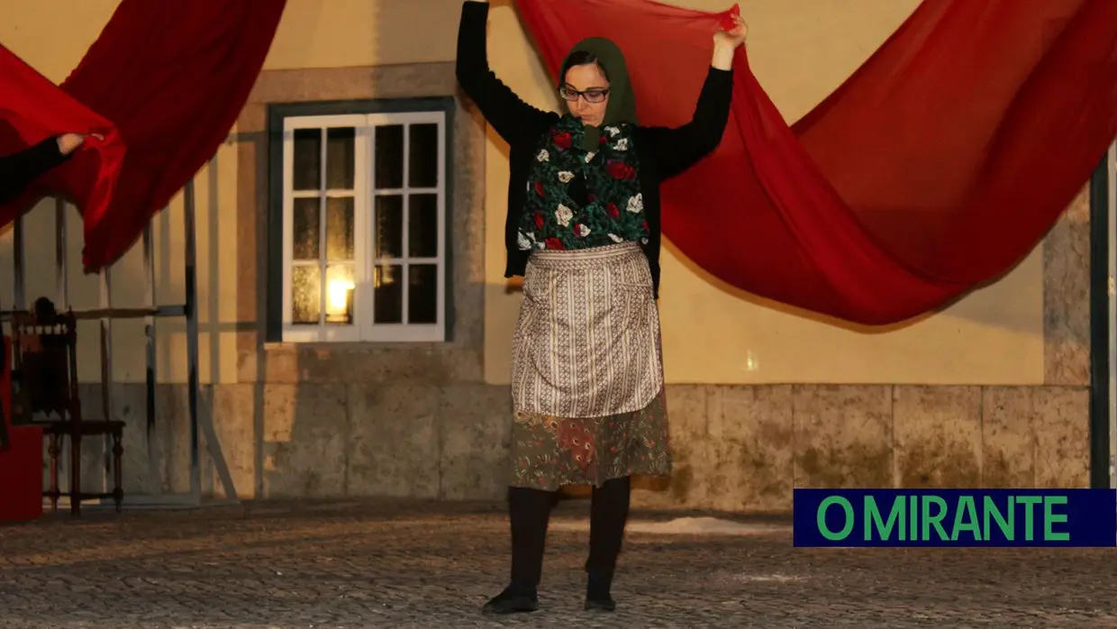 Espetáculo O Povo Saiu à Rua, pela Associação Teatral Revisteiros- Samora Correia- 25 de Abril