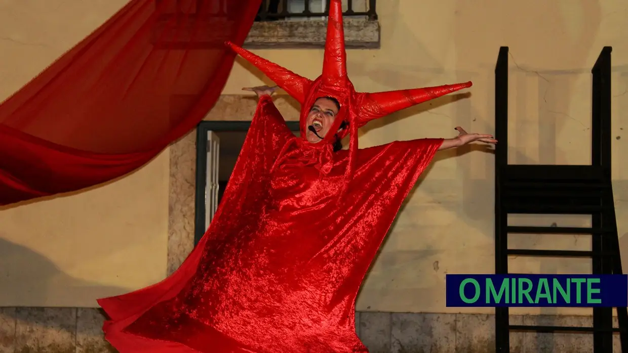 Espetáculo O Povo Saiu à Rua, pela Associação Teatral Revisteiros- Samora Correia- 25 de Abril