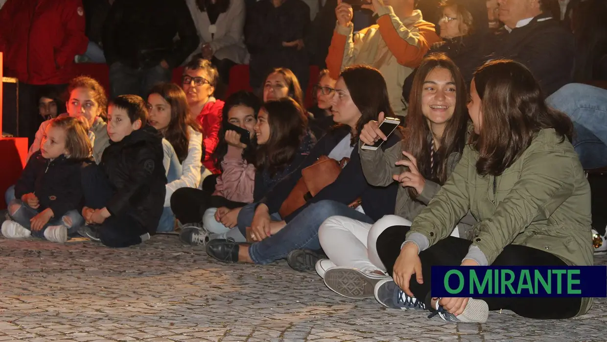 Espetáculo O Povo Saiu à Rua, pela Associação Teatral Revisteiros- Samora Correia- 25 de Abril