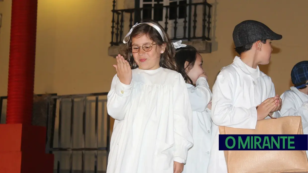 Espetáculo O Povo Saiu à Rua, pela Associação Teatral Revisteiros- Samora Correia- 25 de Abril