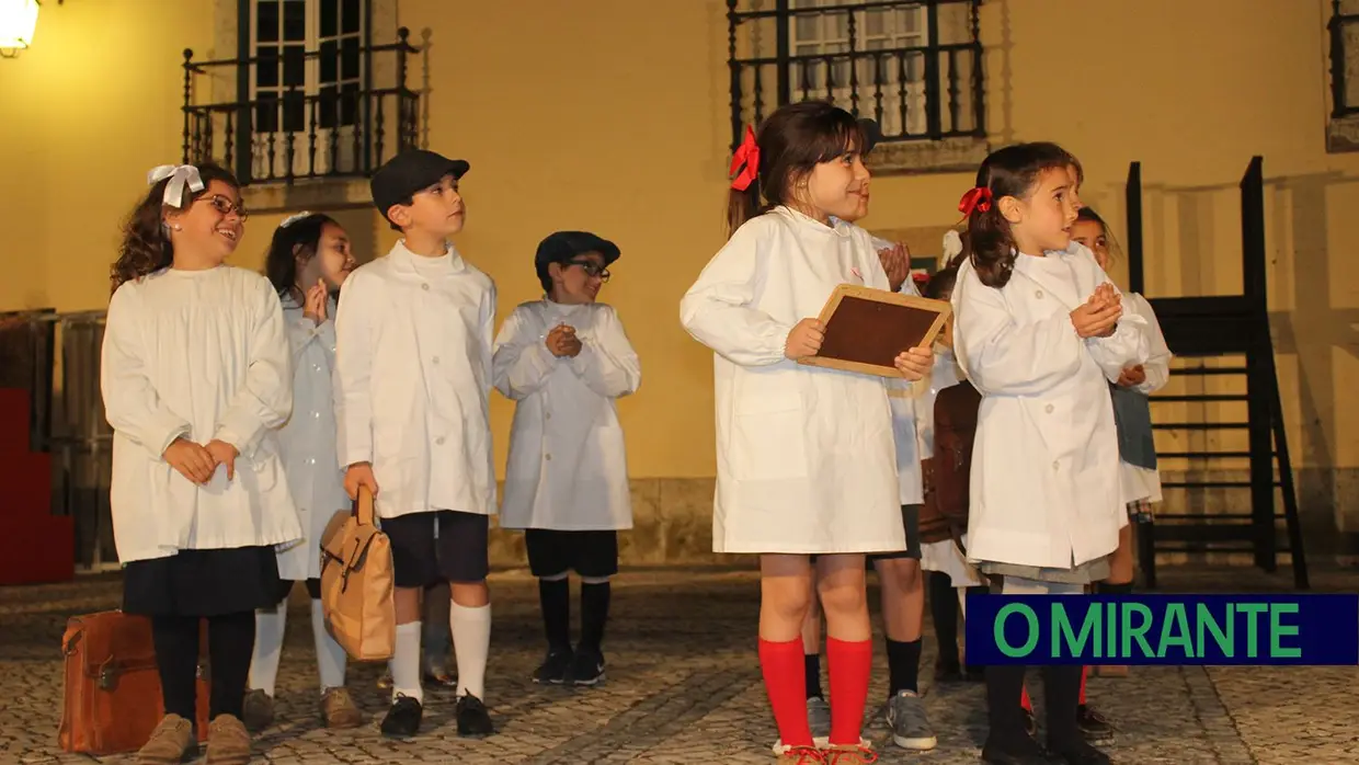 Espetáculo O Povo Saiu à Rua, pela Associação Teatral Revisteiros- Samora Correia- 25 de Abril