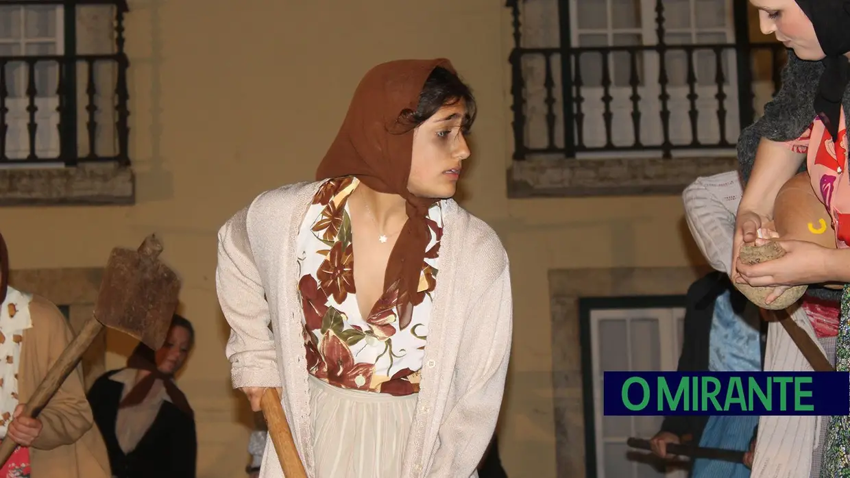 Espetáculo O Povo Saiu à Rua, pela Associação Teatral Revisteiros- Samora Correia- 25 de Abril