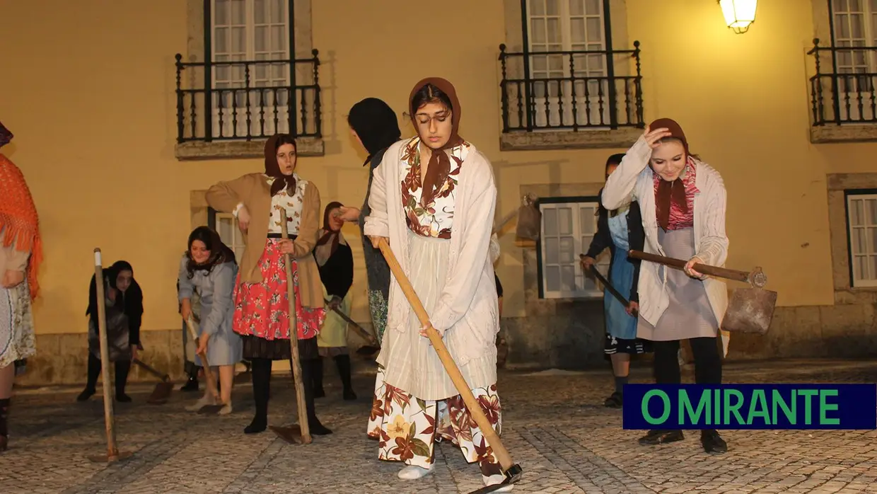 Espetáculo O Povo Saiu à Rua, pela Associação Teatral Revisteiros- Samora Correia- 25 de Abril