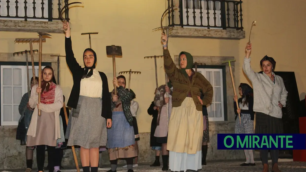 Espetáculo O Povo Saiu à Rua, pela Associação Teatral Revisteiros- Samora Correia- 25 de Abril
