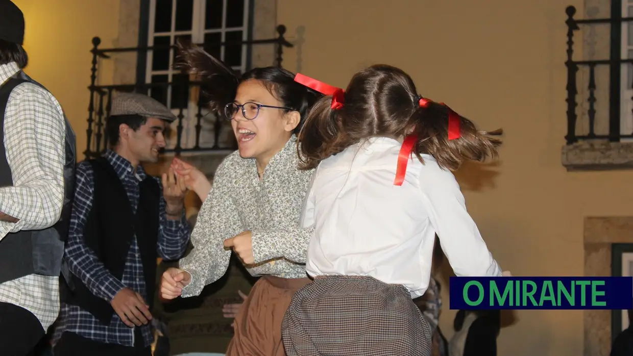 Espetáculo O Povo Saiu à Rua, pela Associação Teatral Revisteiros- Samora Correia- 25 de Abril