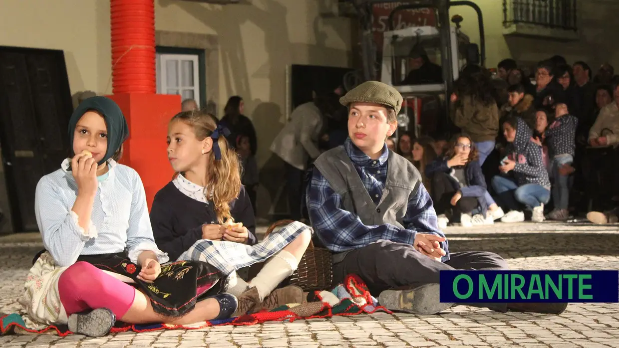 Espetáculo O Povo Saiu à Rua, pela Associação Teatral Revisteiros- Samora Correia- 25 de Abril