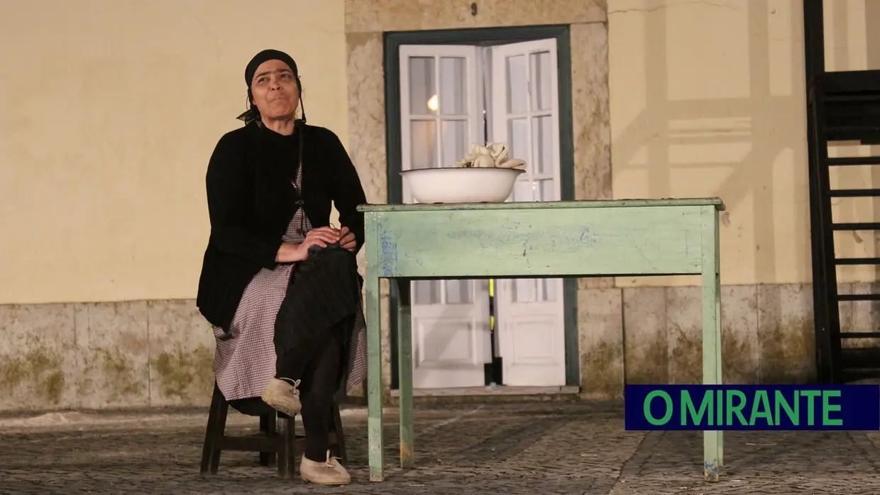 Espetáculo O Povo Saiu à Rua, pela Associação Teatral Revisteiros- Samora Correia- 25 de Abril