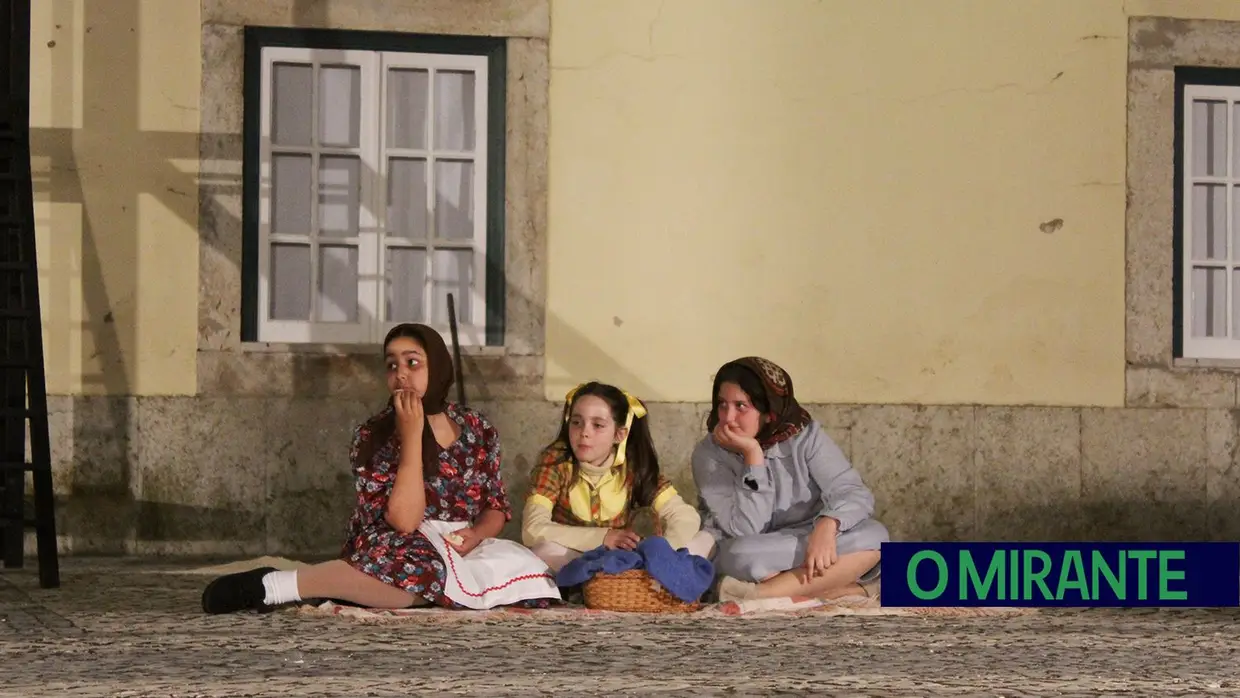 Espetáculo O Povo Saiu à Rua, pela Associação Teatral Revisteiros- Samora Correia- 25 de Abril