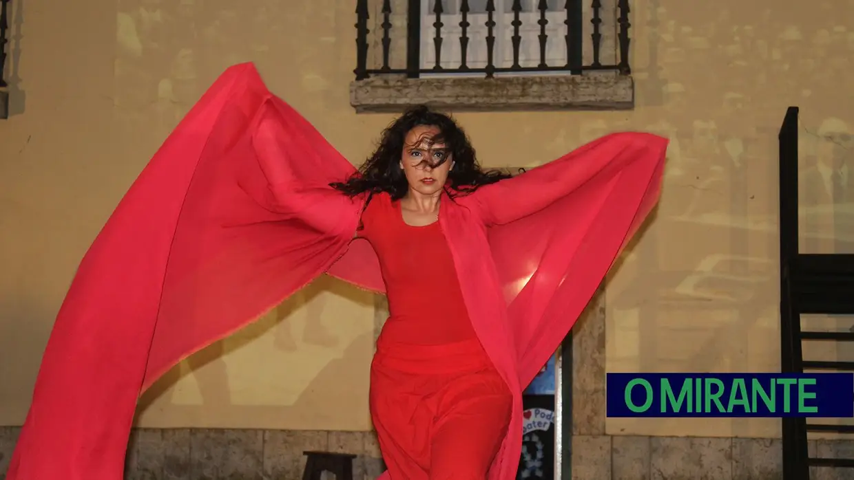 Espetáculo O Povo Saiu à Rua, pela Associação Teatral Revisteiros- Samora Correia- 25 de Abril