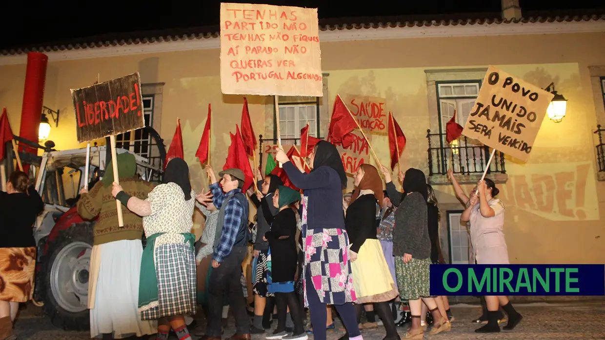 Espetáculo O Povo Saiu à Rua, pela Associação Teatral Revisteiros- Samora Correia- 25 de Abril
