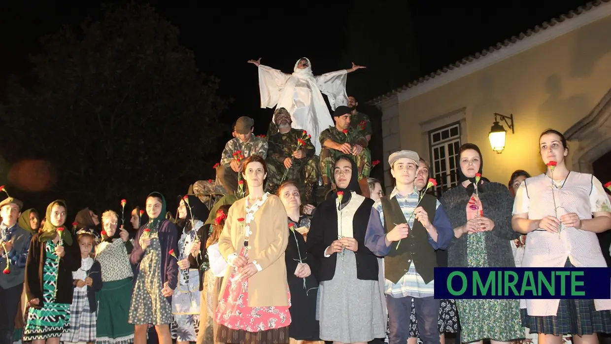 Espetáculo O Povo Saiu à Rua, pela Associação Teatral Revisteiros- Samora Correia- 25 de Abril
