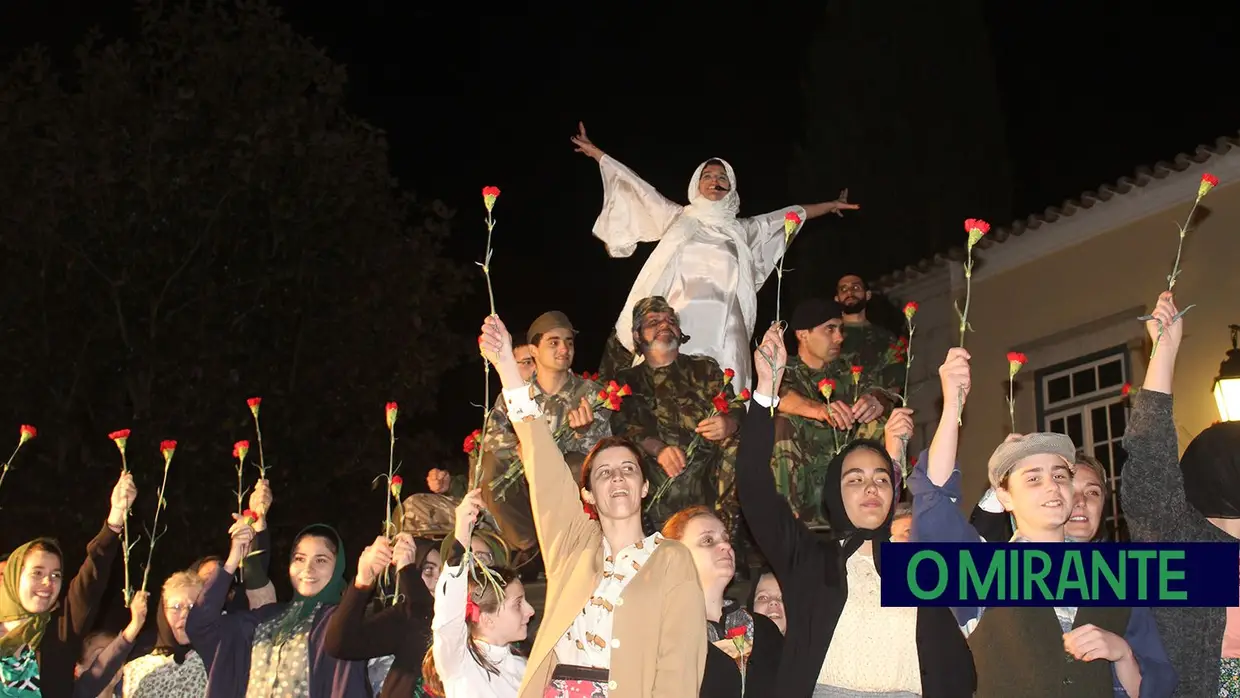 Espetáculo O Povo Saiu à Rua, pela Associação Teatral Revisteiros- Samora Correia- 25 de Abril